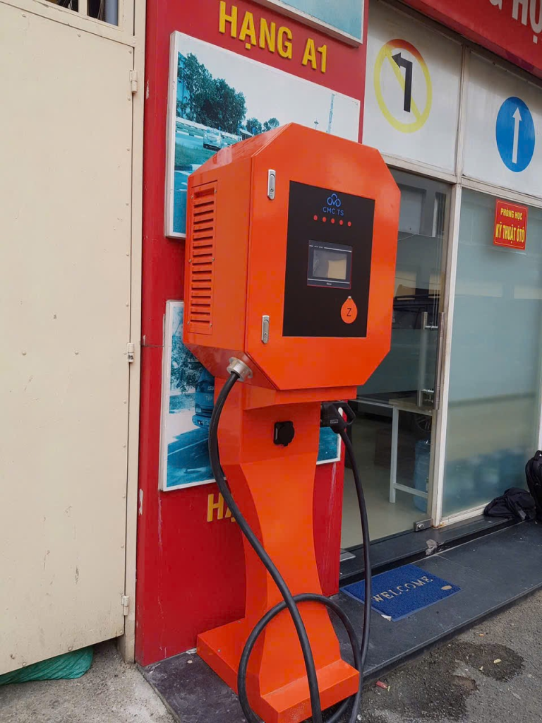 SOLAR Z HỢP TÁC CMC RA MẮT TRẠM SẠC XE ĐIỆN HIỆN ĐẠI TỰ SẢN XUẤT