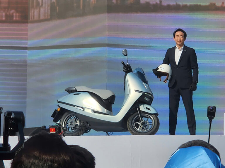 Honda ra mắt hai mẫu xe máy điện UC30 và CUV e: tại Việt Nam