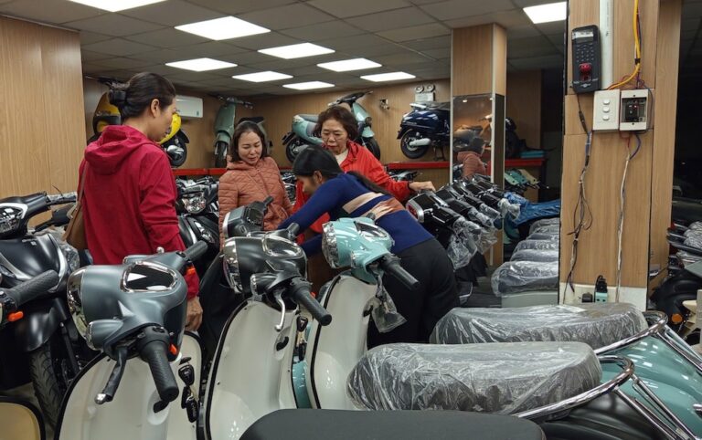 Người dân ồ ạt đi săn xe máy điện giữa cơn sốt giá xăng